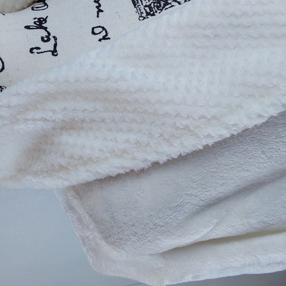 Secret Treasures- Womens White Plush Butter Soft Textured Spa Robe New!Sz.L/XL - Picture 4 of 9